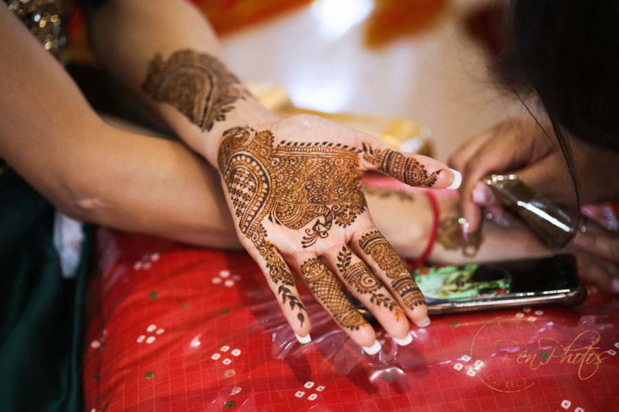 Hindu wedding mehndi ceremony