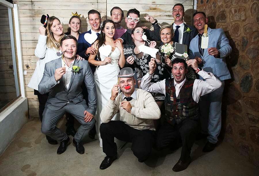 How to keep your guests occupied during the wedding photo session