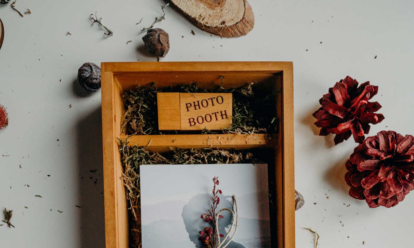Renphotos Wooden Photobooth Concept Image