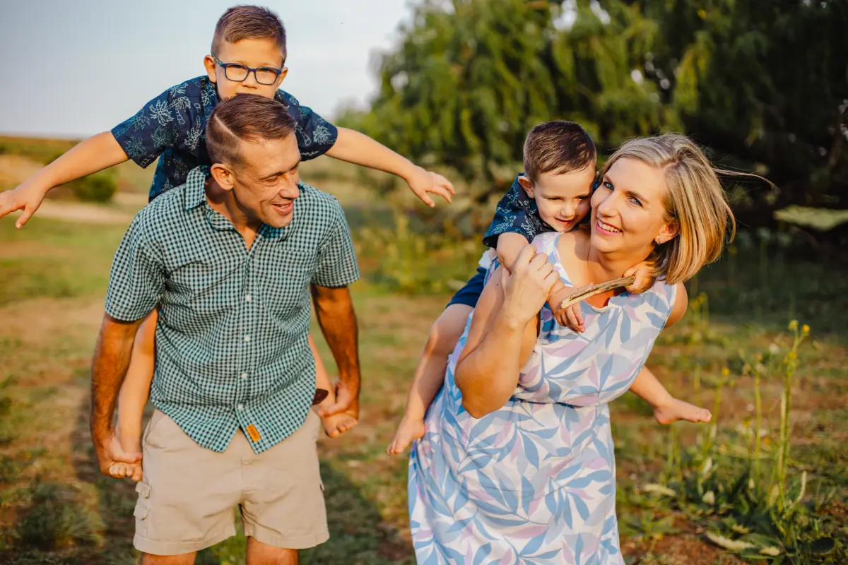 natural family photo moments